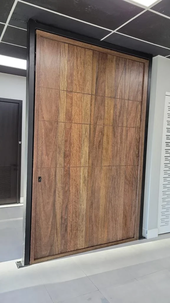 Glass + wood pivot detail
