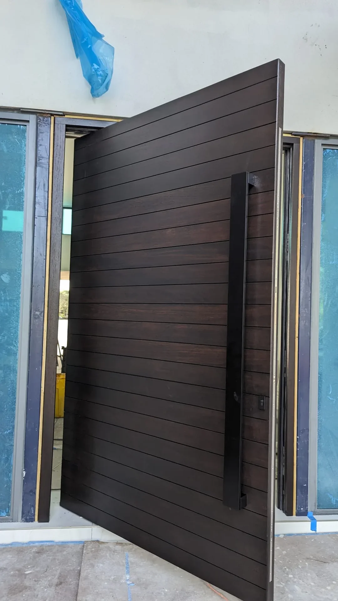Tall pivot entry, exterior