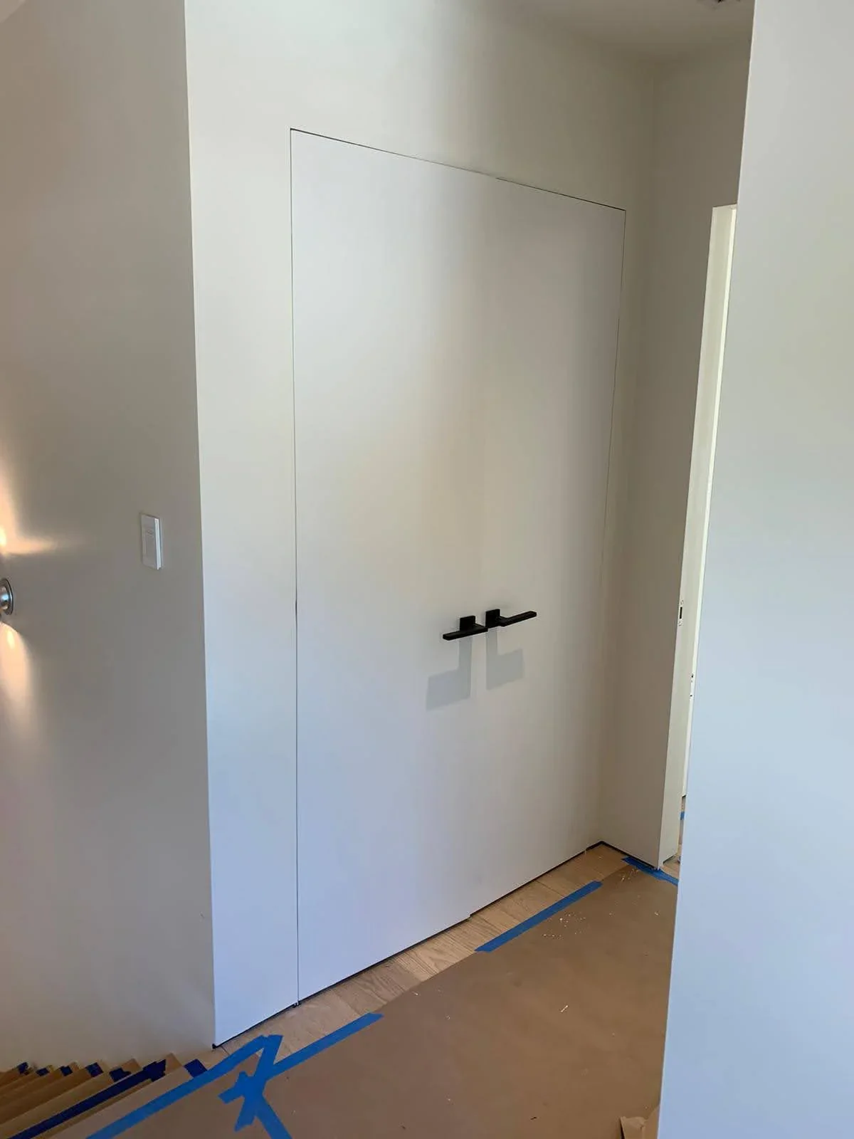 Frameless door