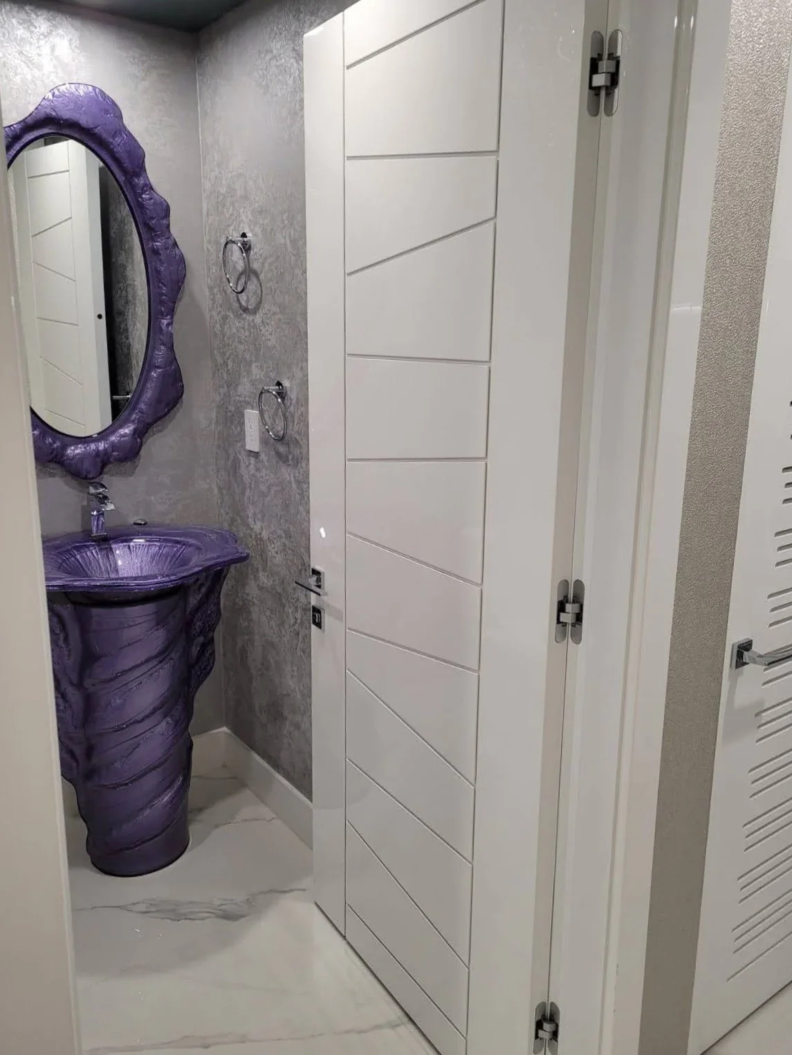Gloss door