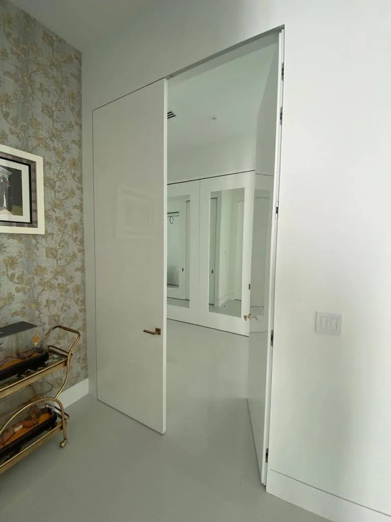 Gloss door