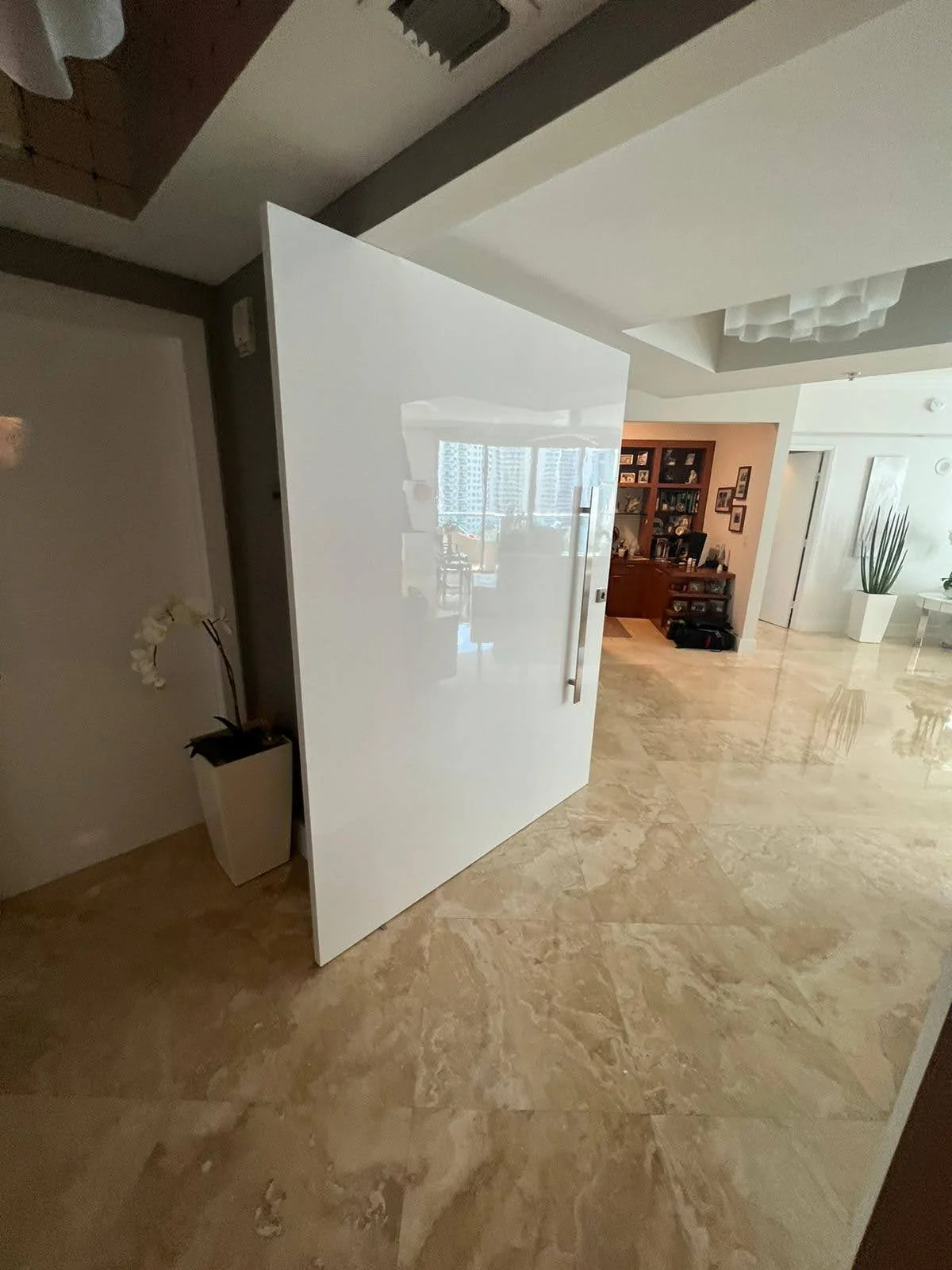 Gloss door