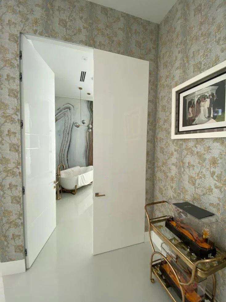 Gloss door