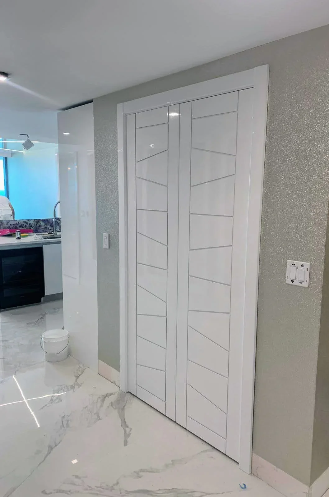Gloss door