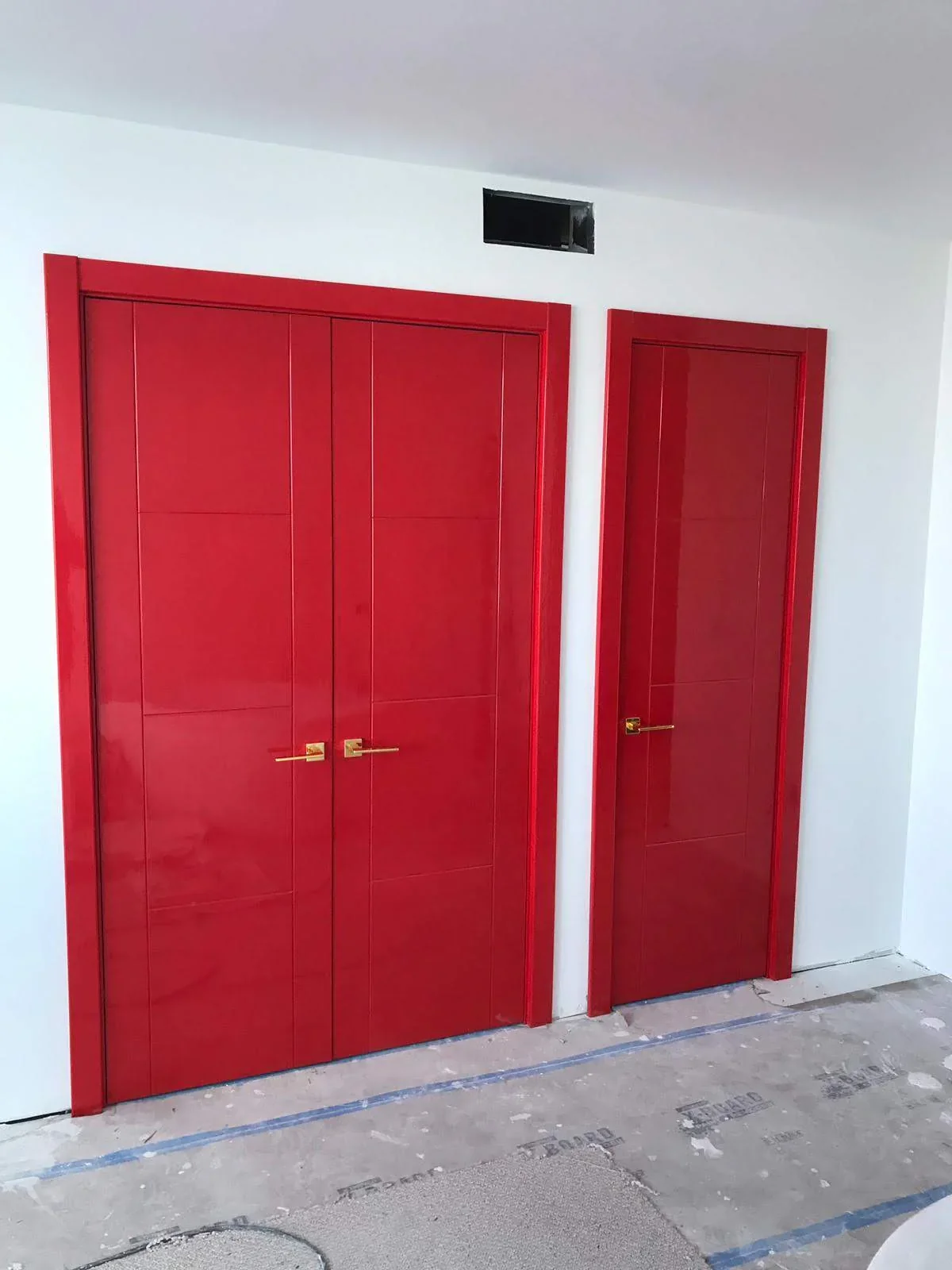 Gloss door