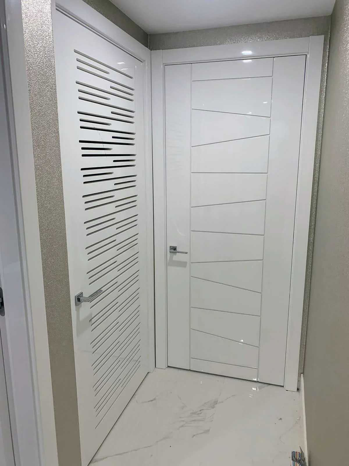 Gloss door