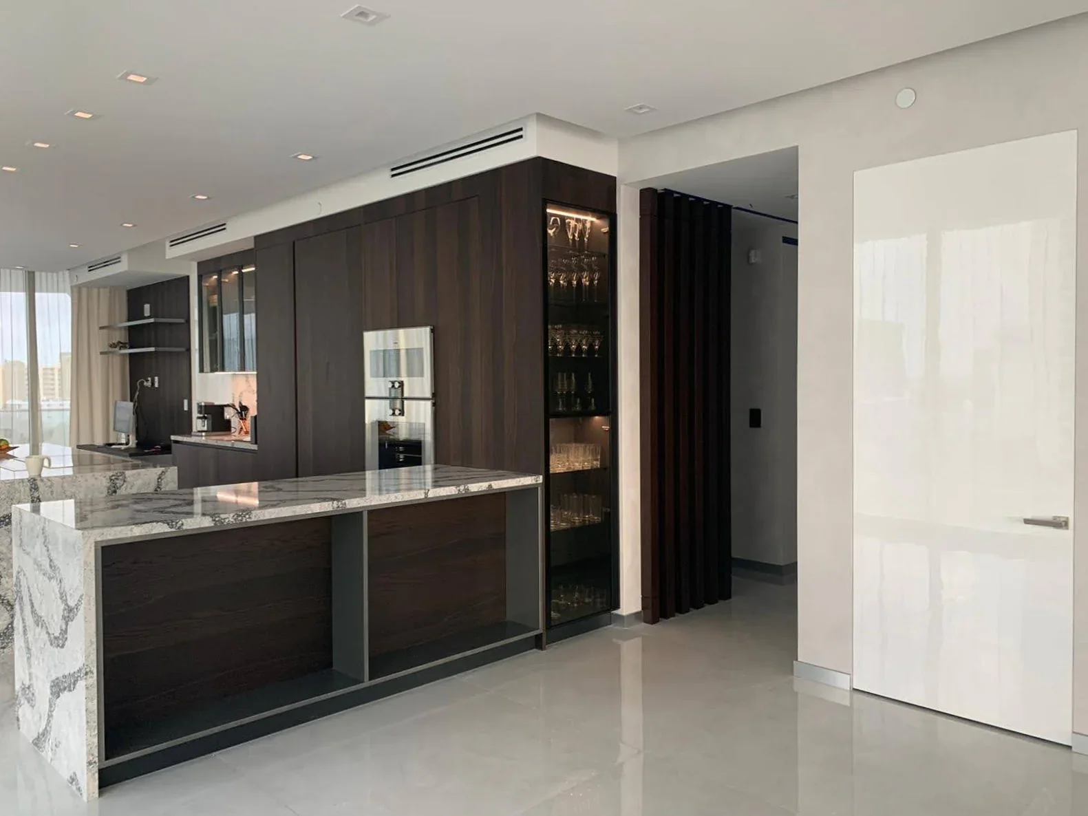 Gloss door