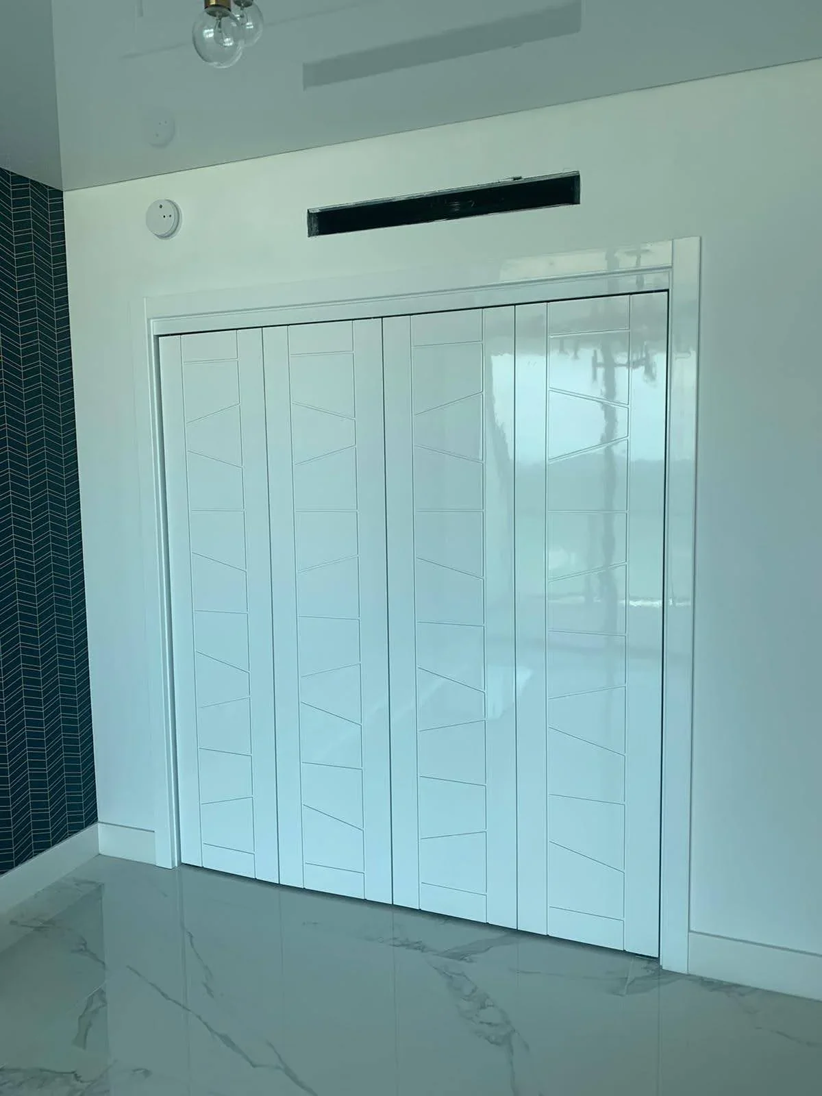 Gloss door