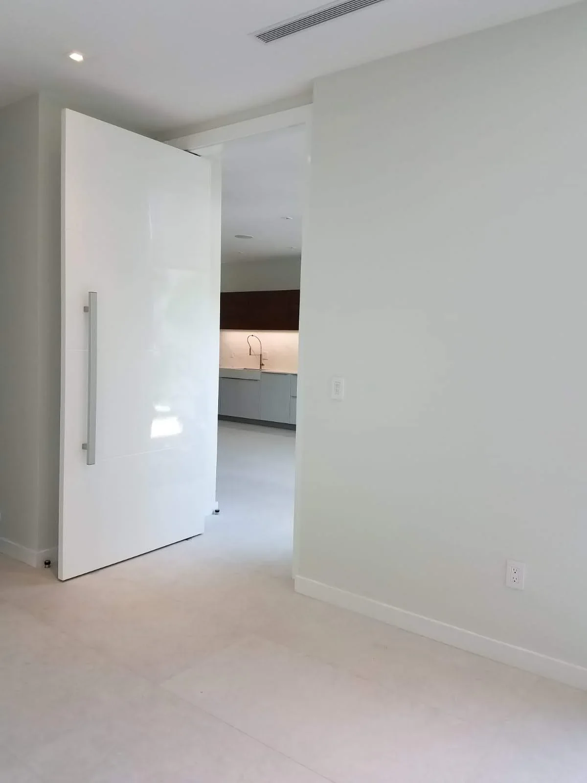 Pivot door