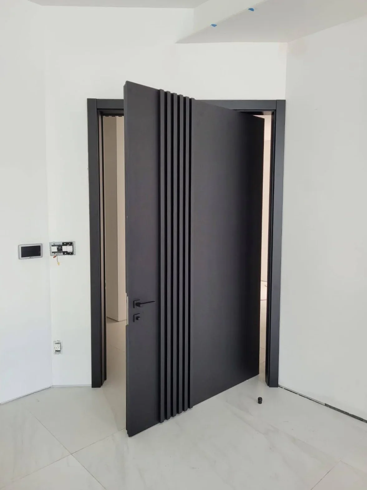 Pivot door