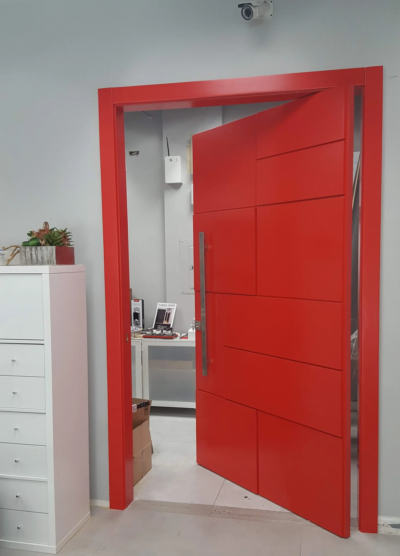Pivot door