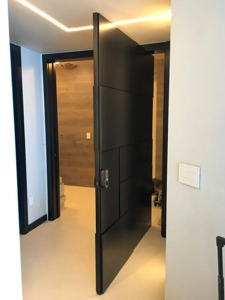 Pivot door