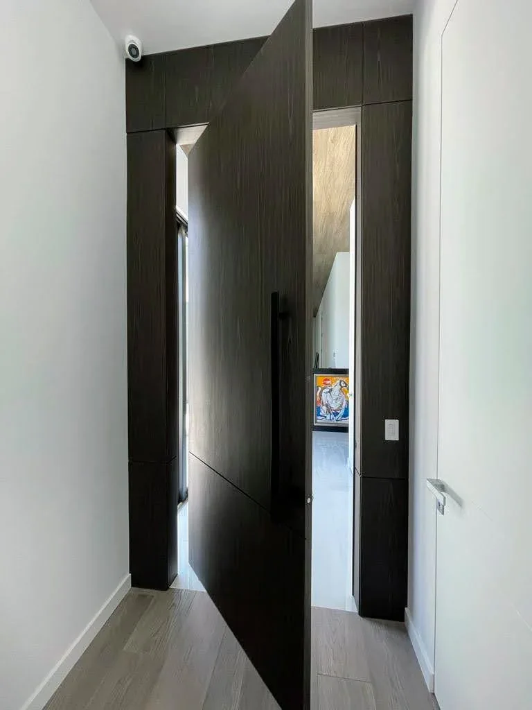 Pivot door