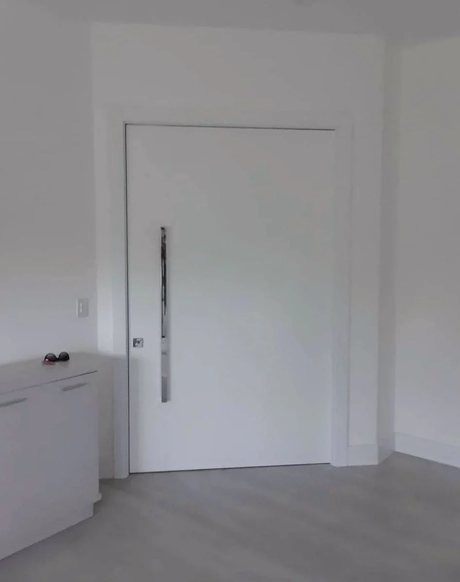 Pivot door